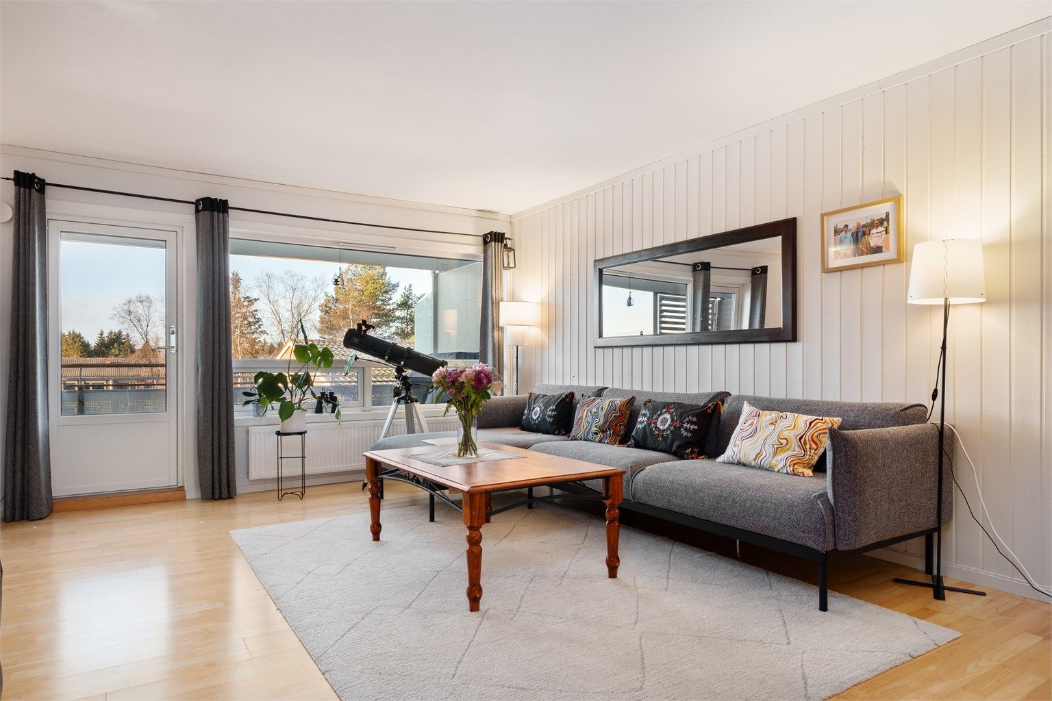 Store vindusflater som sikrer rikelig med dagslys. Leiligheten er gjennomgående og har en fin utsikt over området.