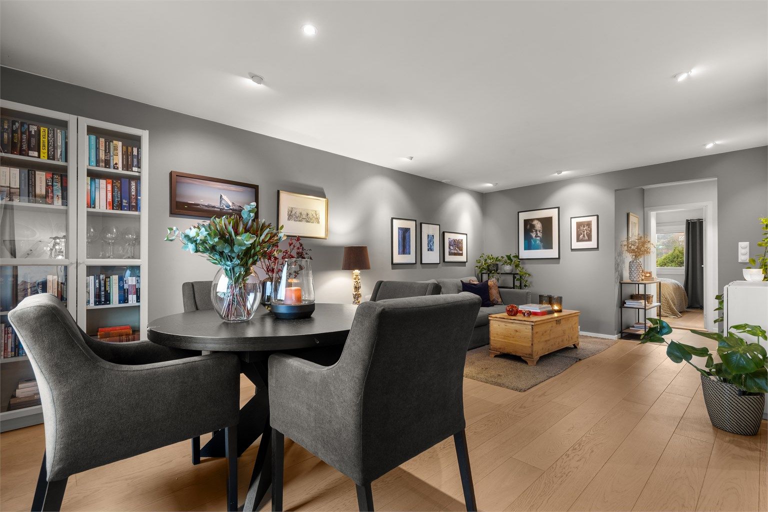 Velholdte flater med gjennomgående enstavs eikeparkett og slette, malte flater. 