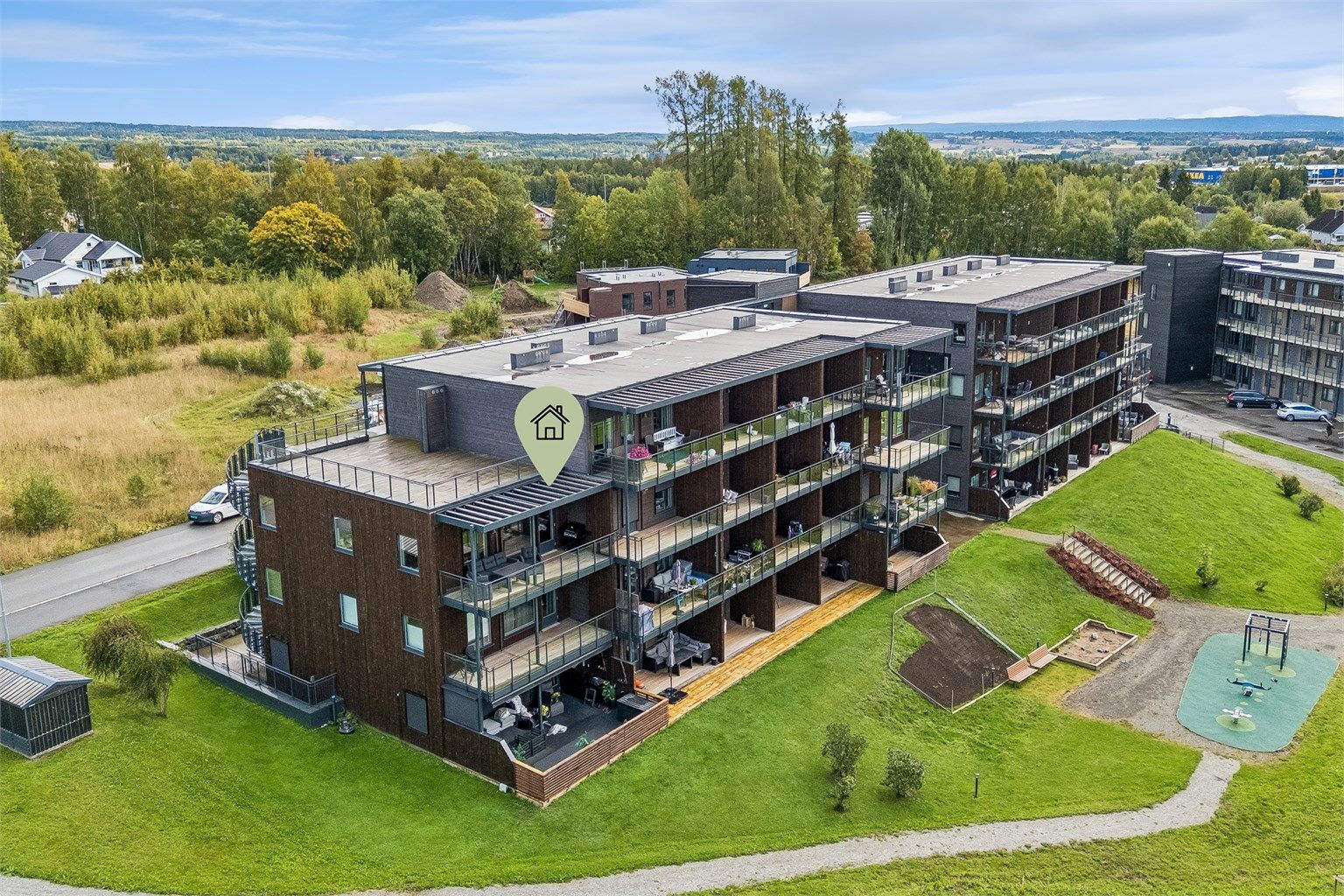 Velkommen til Nydalsenga 40B! Moderne og lettstelt leilighet i 3. etasje med luftig og attraktiv endebeliggenhet og ingen boenhet over. (Foto: EFKT v/Jonas Hasselgren)