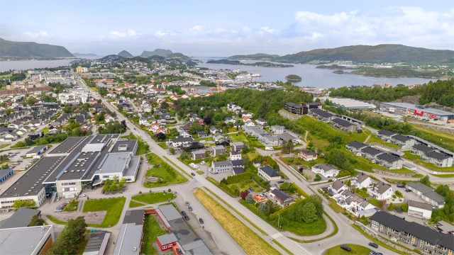 Dronebilde sett fra øst mot vest