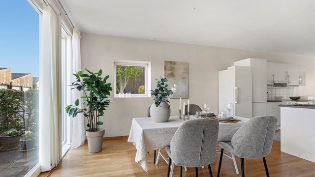 Spiseplassen ligger lyst til ved vindusflater og skyvedør ut mot uteplassen.