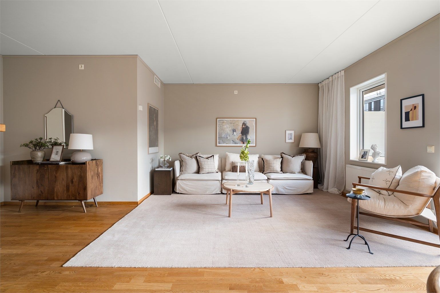 Stuen har god plass til sofagruppe med tilhørende salongbord. Her kan du enkelt etablere soverom 3 om ønskelig. 