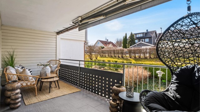 Balkongen er flislagt og har utvendig stikkontakt