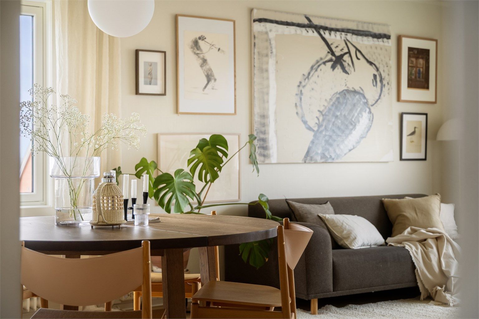 Vegg- og himlingsflater ble malt i 2022 i en lun farge (Jotun Kokos (dempet beige))