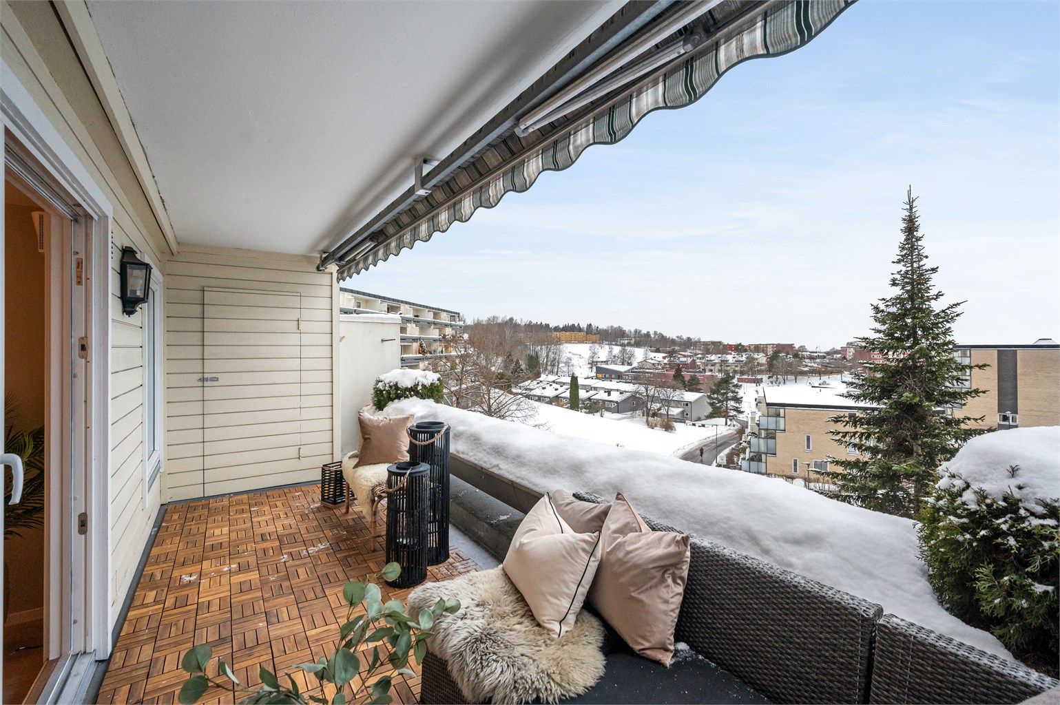 Leiligheten har en stor, vestvendt balkong på 12 m² med gode solforhold.