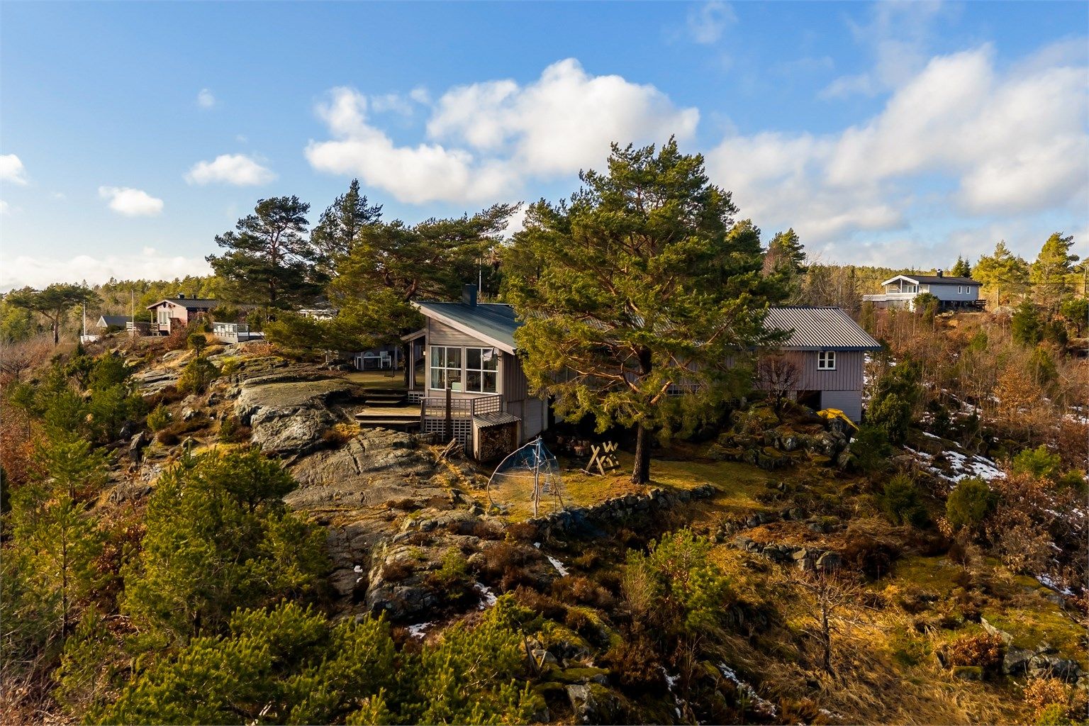 ARKITEKTUREN ER SPENSTIG. Vinkelen til hytta følger terrenget.