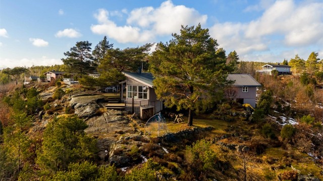 ARKITEKTUREN ER SPENSTIG. Vinkelen til hytta følger terrenget.