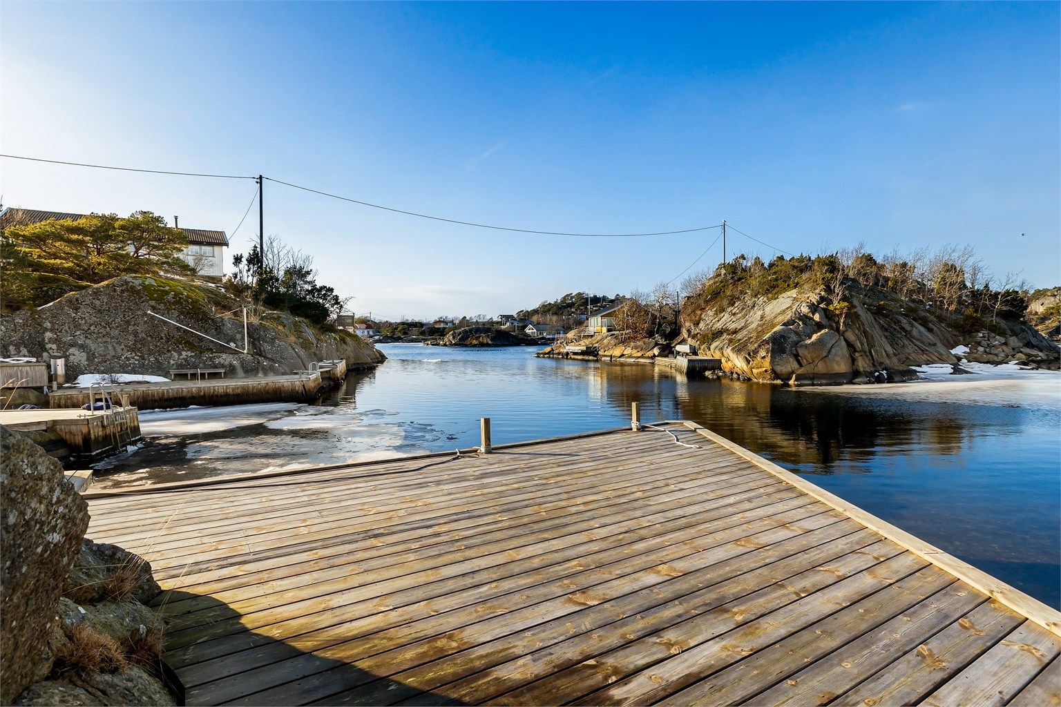 Brygga ligger skjermet for de fleste vinder og er en ekstra uteplass når bad kombinert med soling står på programmet.