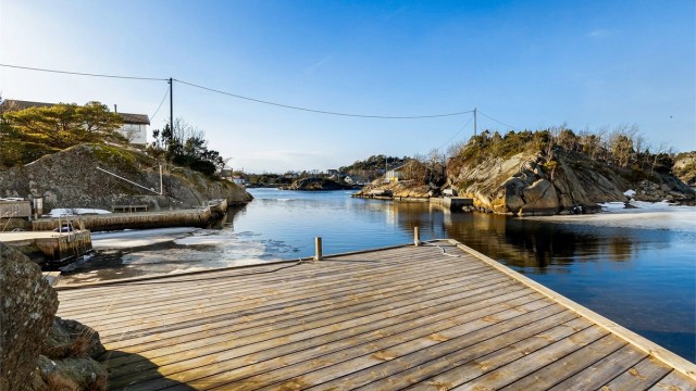 Brygga ligger skjermet for de fleste vinder og er en ekstra uteplass når bad kombinert med soling står på programmet.