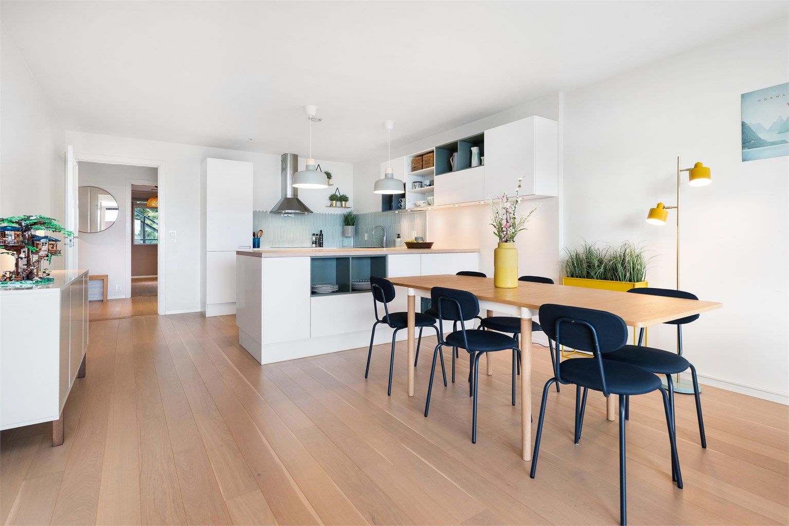 God plass til stort spisebord for hyggelige sammenkomster.