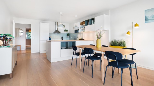 God plass til stort spisebord for hyggelige sammenkomster.