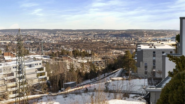 Velkommen til Ostadalsveien 54 - en gjennomgående, lys og romslig 4-roms beliggende i et hyggelig boligområde mellom Røa og Ullernåsen