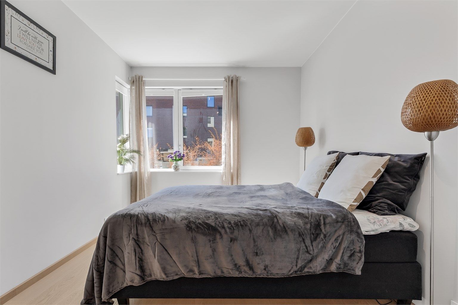 Leiligheten har 2 soverom. Hovedsoverommet har god plass til dobbeltseng og garderobeskap.