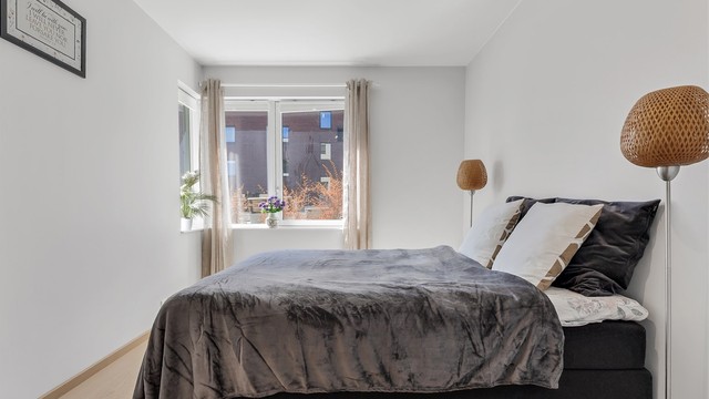 Leiligheten har 2 soverom. Hovedsoverommet har god plass til dobbeltseng og garderobeskap.