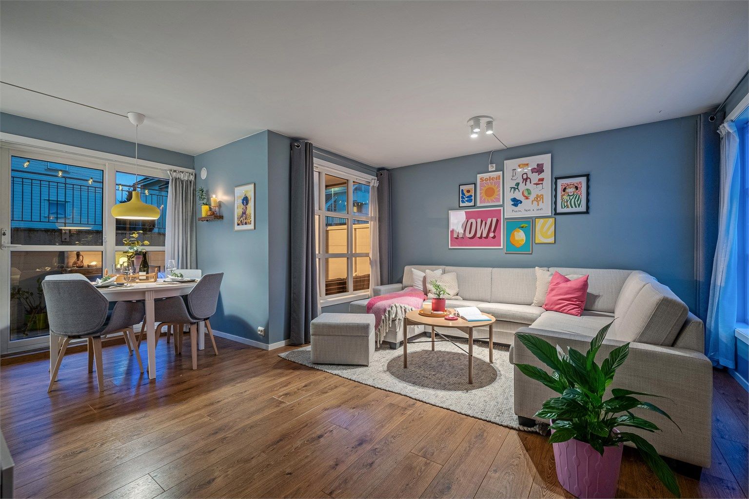 Det er enkelt å møblere i stue og kjøkken med både salong og spisebord. Parkett på gulv og malte vegger. 