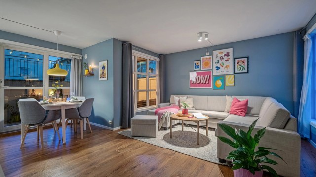 Det er enkelt å møblere i stue og kjøkken med både salong og spisebord. Parkett på gulv og malte vegger.