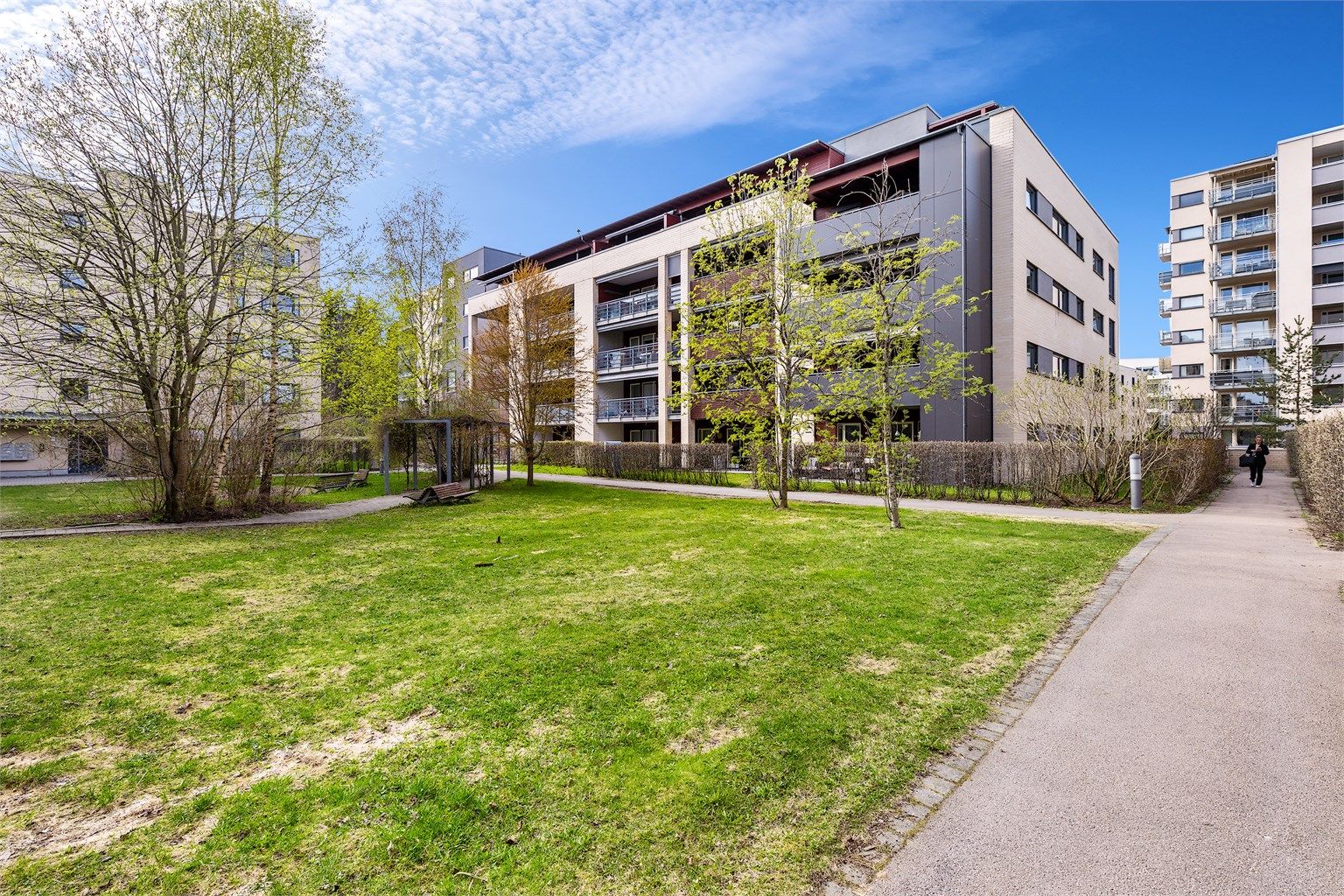 Sameiets fellesarealer er pent opparbeidet med plen, sittegrupper og lekeplass.
