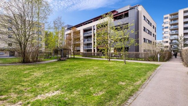 Sameiets fellesarealer er pent opparbeidet med plen, sittegrupper og lekeplass.