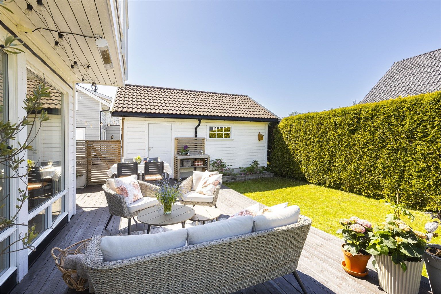 Boligen har dobbelgarasje med hems og en ekstern bod, som gir godt med oppbevaringsmuligheter.