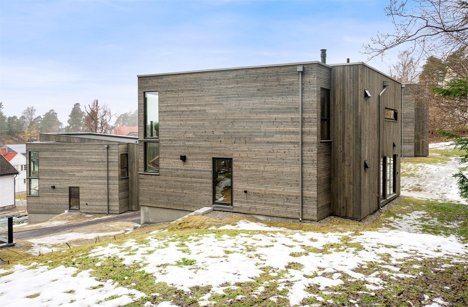 Fra eiendommen er det gangavstand til Sæter Torg og Ljabru trikkestasjon med rute 13 og 19.