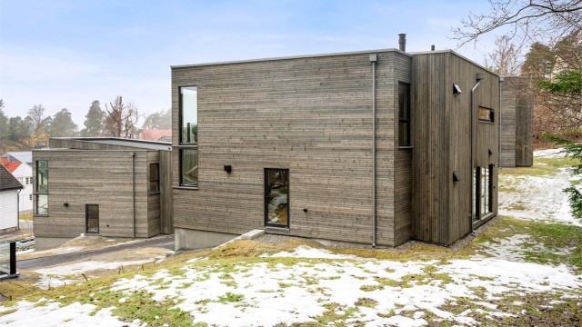 Fra eiendommen er det gangavstand til Sæter Torg og Ljabru trikkestasjon med rute 13 og 19.