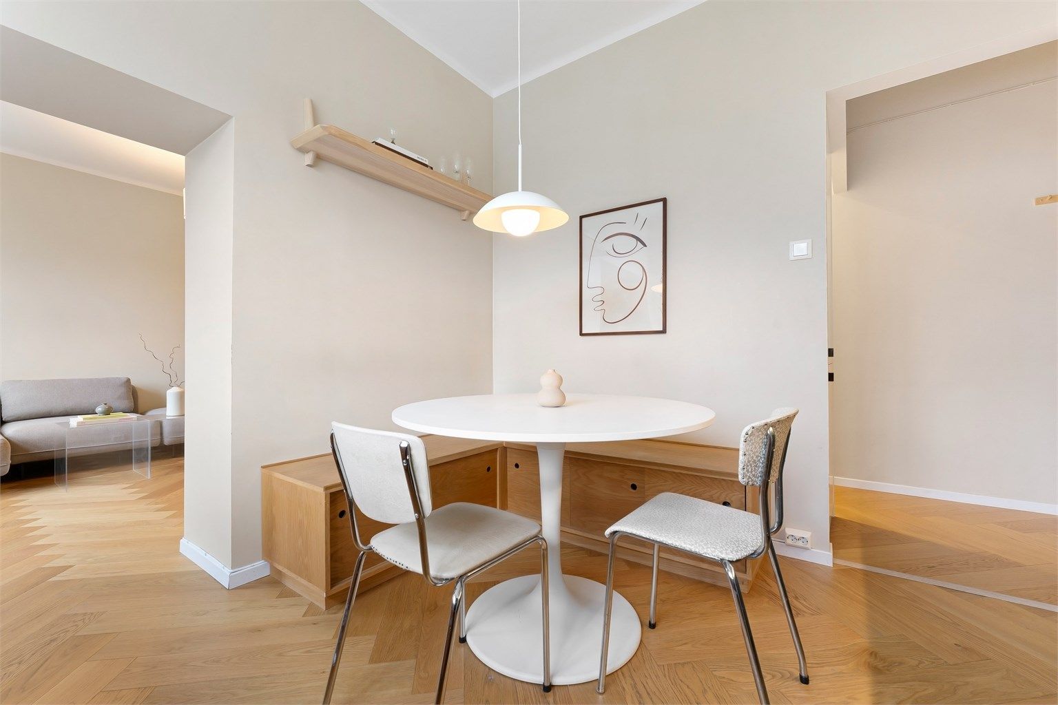Smart og plassbygd sittegruppe med oppbevaring og god plass til spisebord