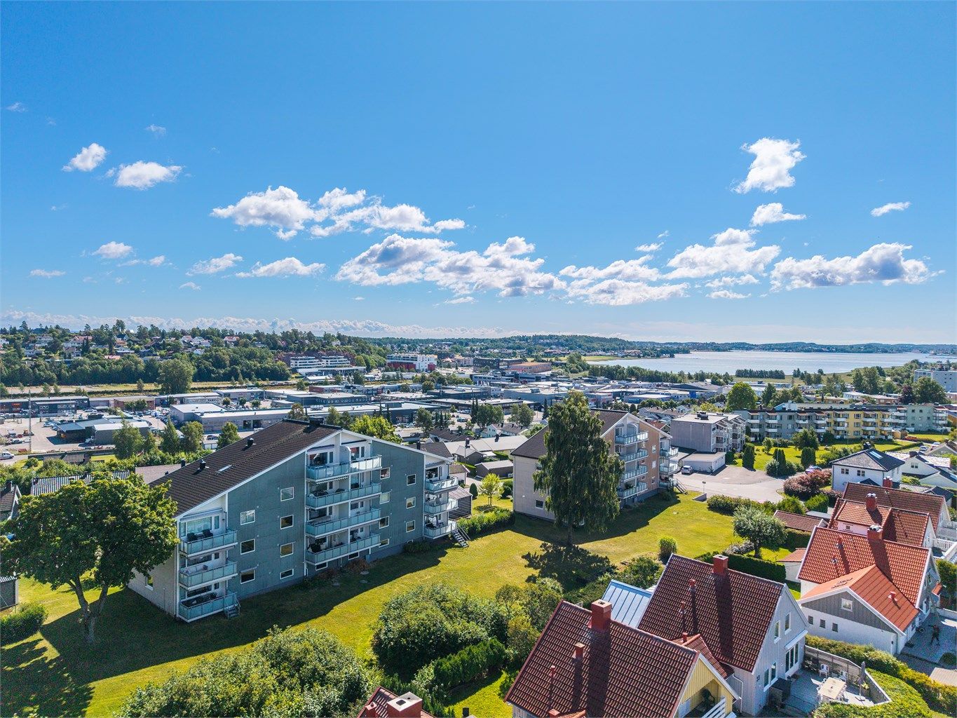 Eiendommen ligger i et rolig og etablert boligområde på attraktive Solvang