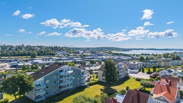 Eiendommen ligger i et rolig og etablert boligområde på attraktive Solvang