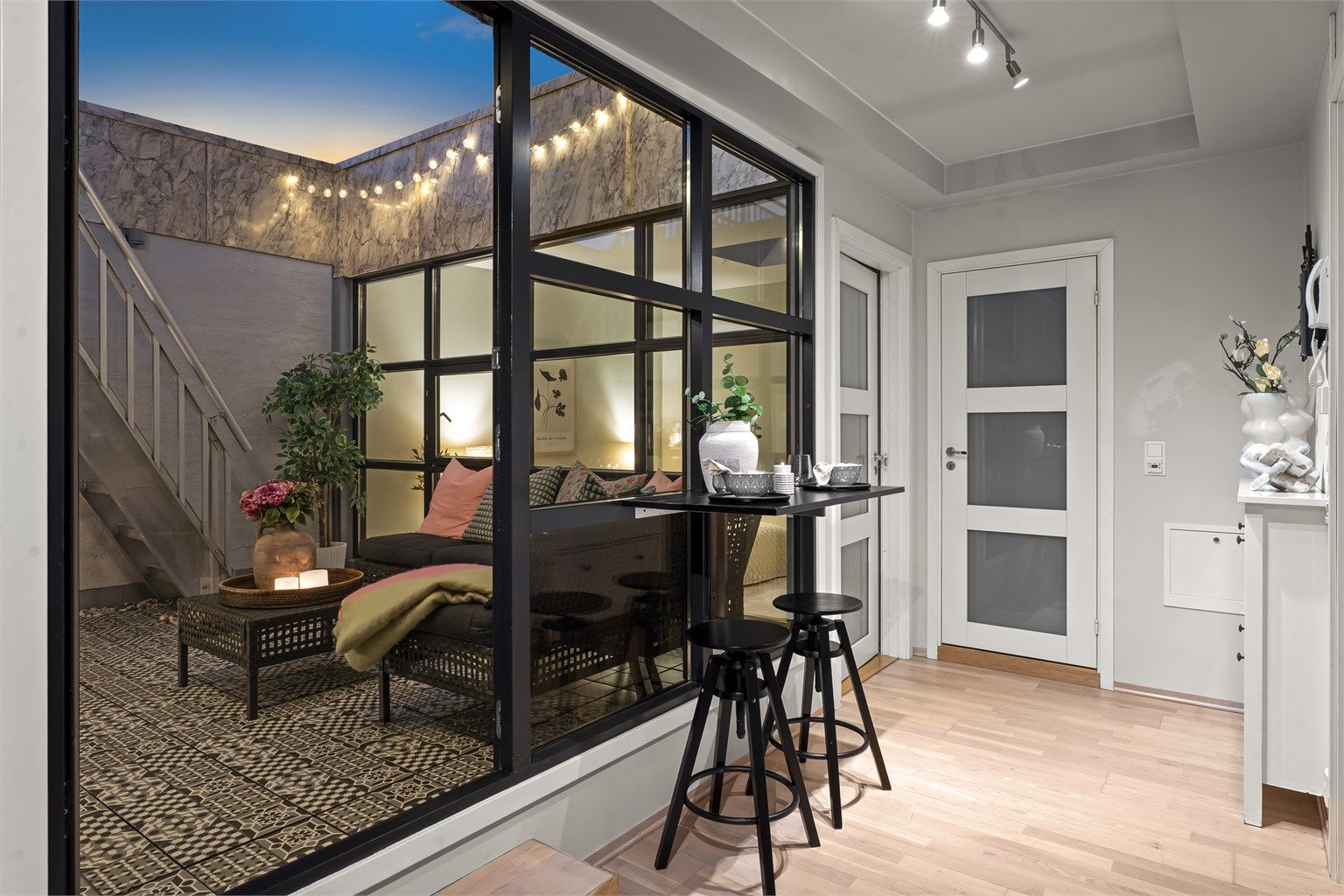 Usjenert atrium på hele 9m² som blir en forlengelse av stuen på sommerhalvåret.