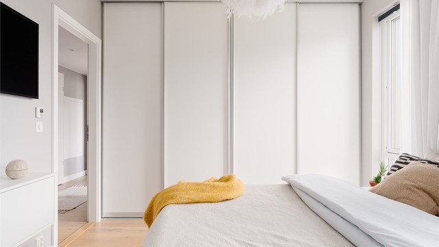 En stor skyvedørsgarderobe byr på ytterligere oppbevaring i dette romslige soverommet.