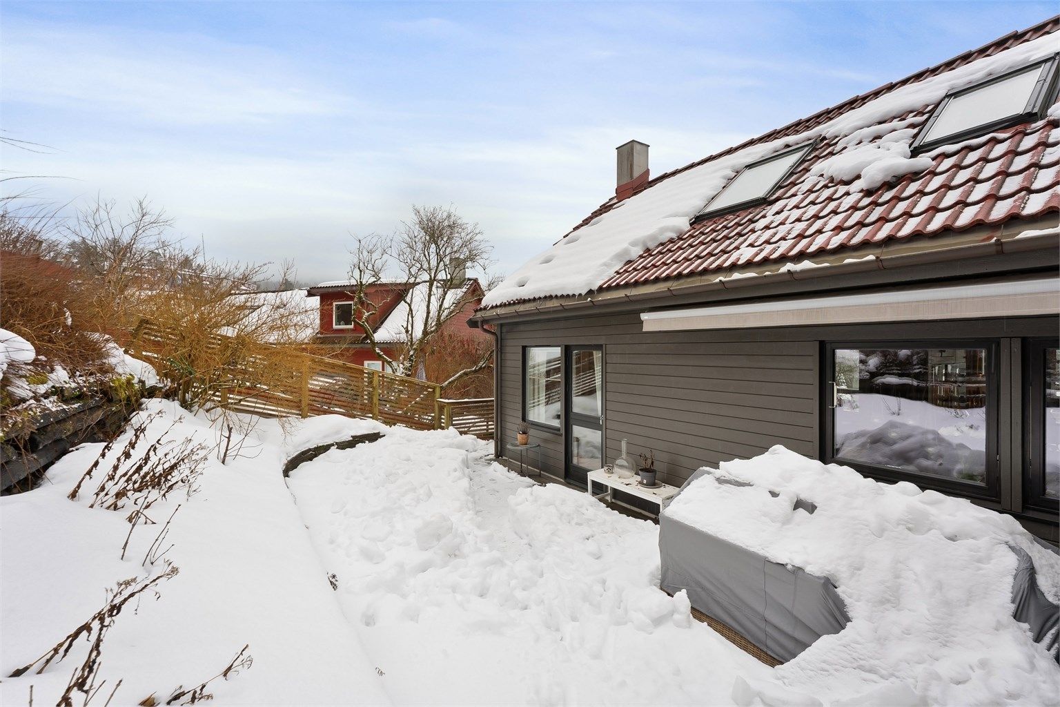 På motsatt side av stuen finner du en stor østvendt markterrasse på 31 kvadratmeter med rikelig plass til spisegruppe, grill og andre utemøbler