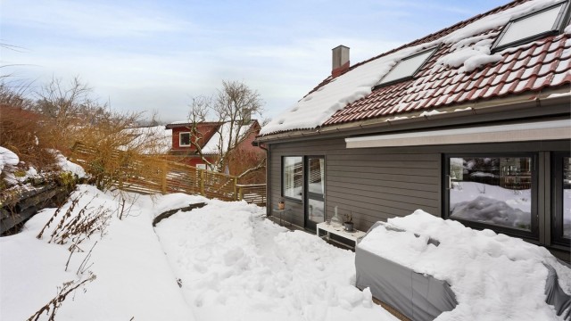 På motsatt side av stuen finner du en stor østvendt markterrasse på 31 kvadratmeter med rikelig plass til spisegruppe, grill og andre utemøbler