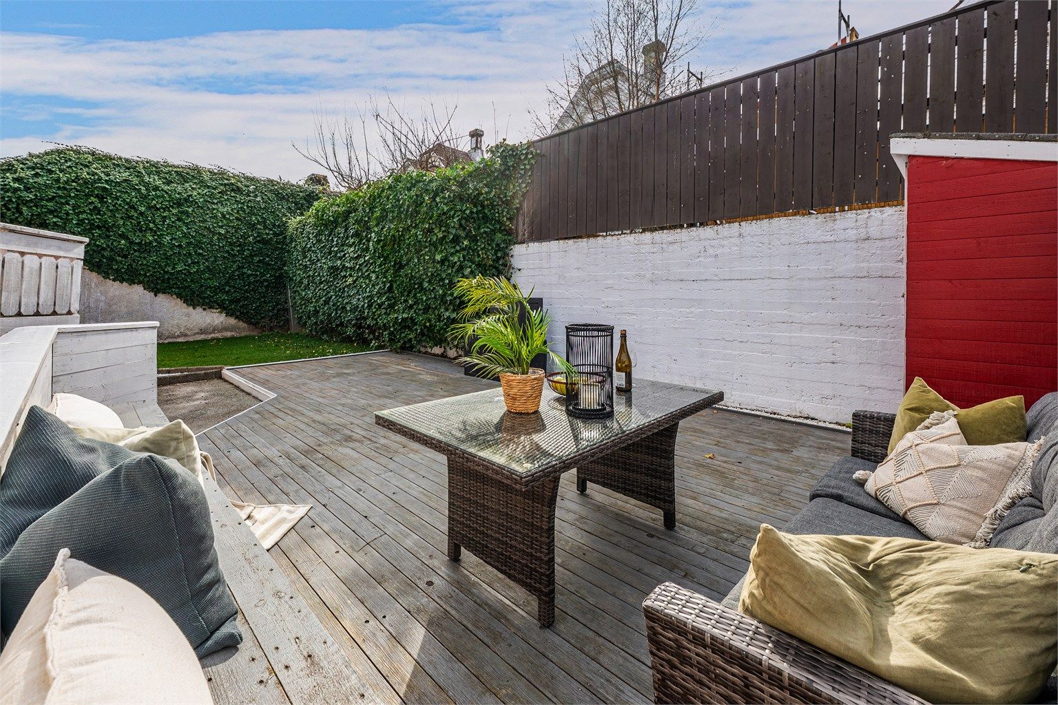  Hageoppgradering: Stubbefresing, etablering av ferdigplen (ca. 20 m²), trimming av eføy, bark i bed og hvit singel rundt huset.