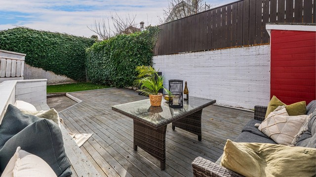 Hageoppgradering: Stubbefresing, etablering av ferdigplen (ca. 20 m²), trimming av eføy, bark i bed og hvit singel rundt huset.