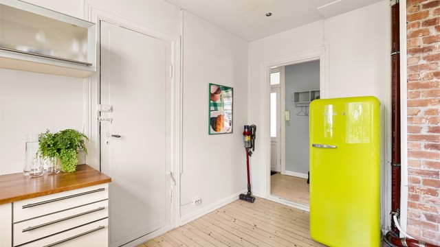 Fra kjøkkenet er det utgang til felles trappeløp med videre adkomst til borettslagets bakgård samt boder.