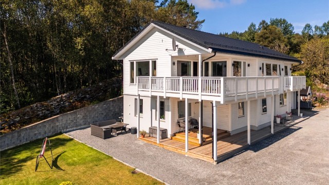 Velkommen til Førde 125! Stor og fin familiebolig i Klokkarvik.