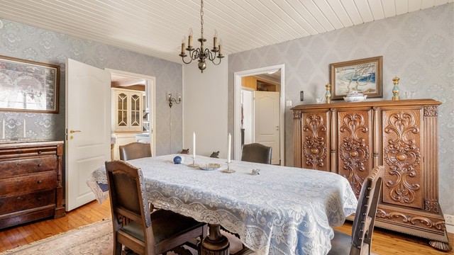 Fra spisestuen er det direkte adkomst til kjøkkenet.
