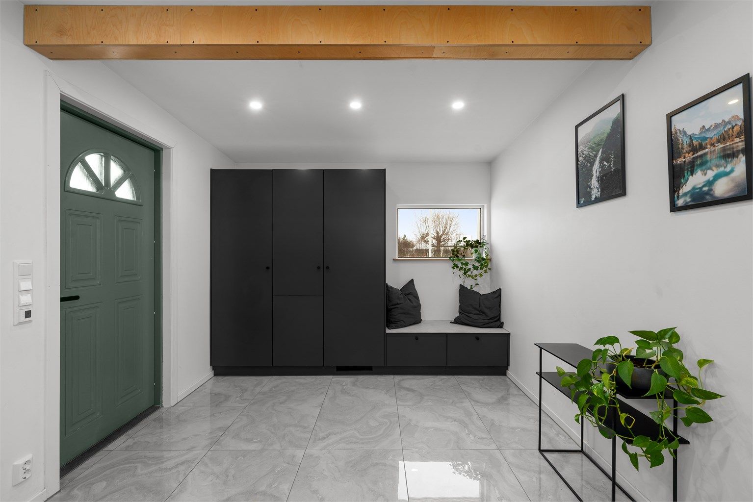 Velkommen inn! Romslig flislagt entré med varmekabler i gulv. Drageren har en lekker detalj som går igjen i boligen.