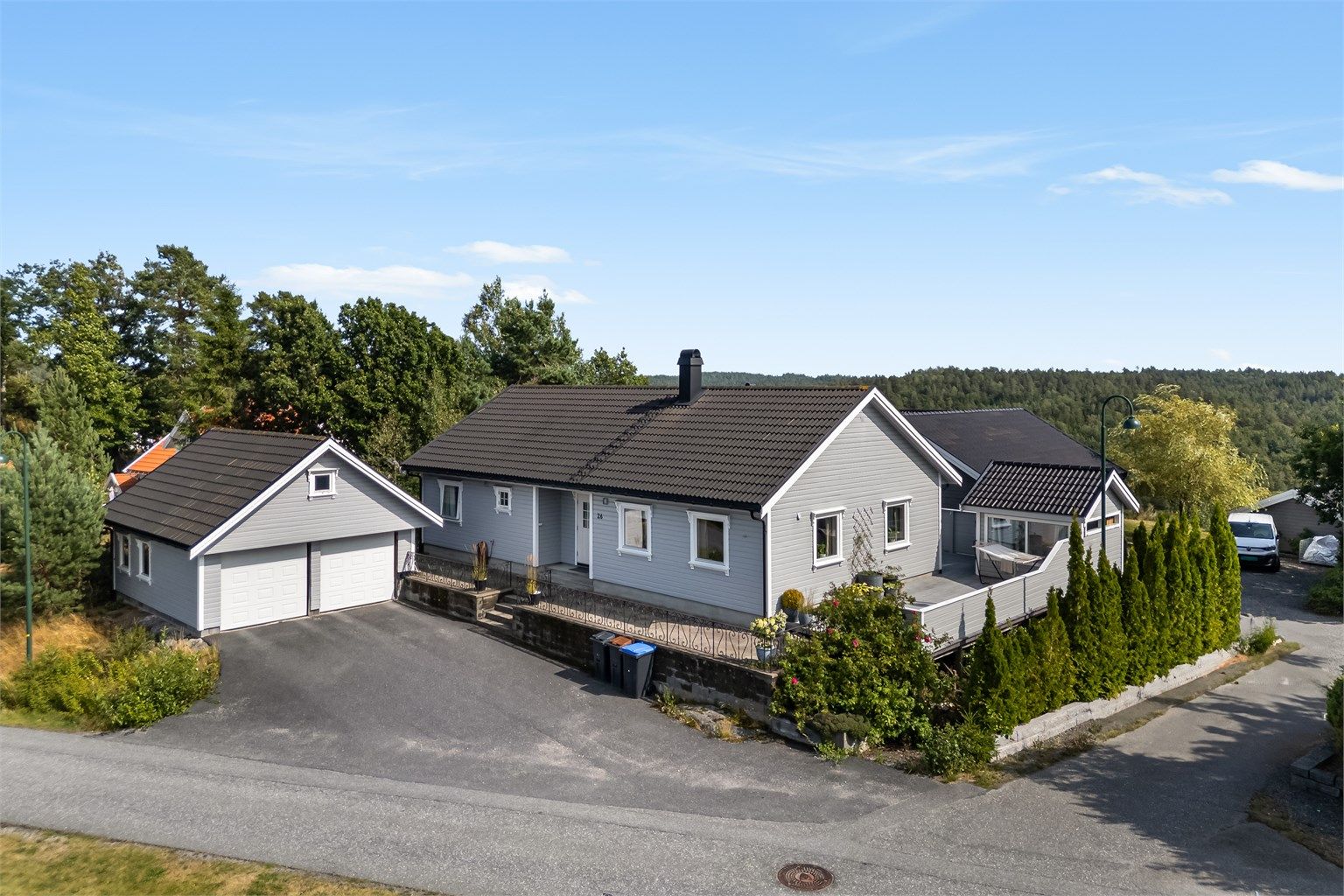 Valbergheia 26 er en velholdt enebolig med dobbel garasje og godt opparbeidet uteplass.