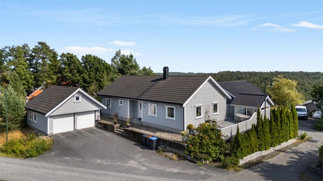 Valbergheia 26 er en velholdt enebolig med dobbel garasje og godt opparbeidet uteplass.