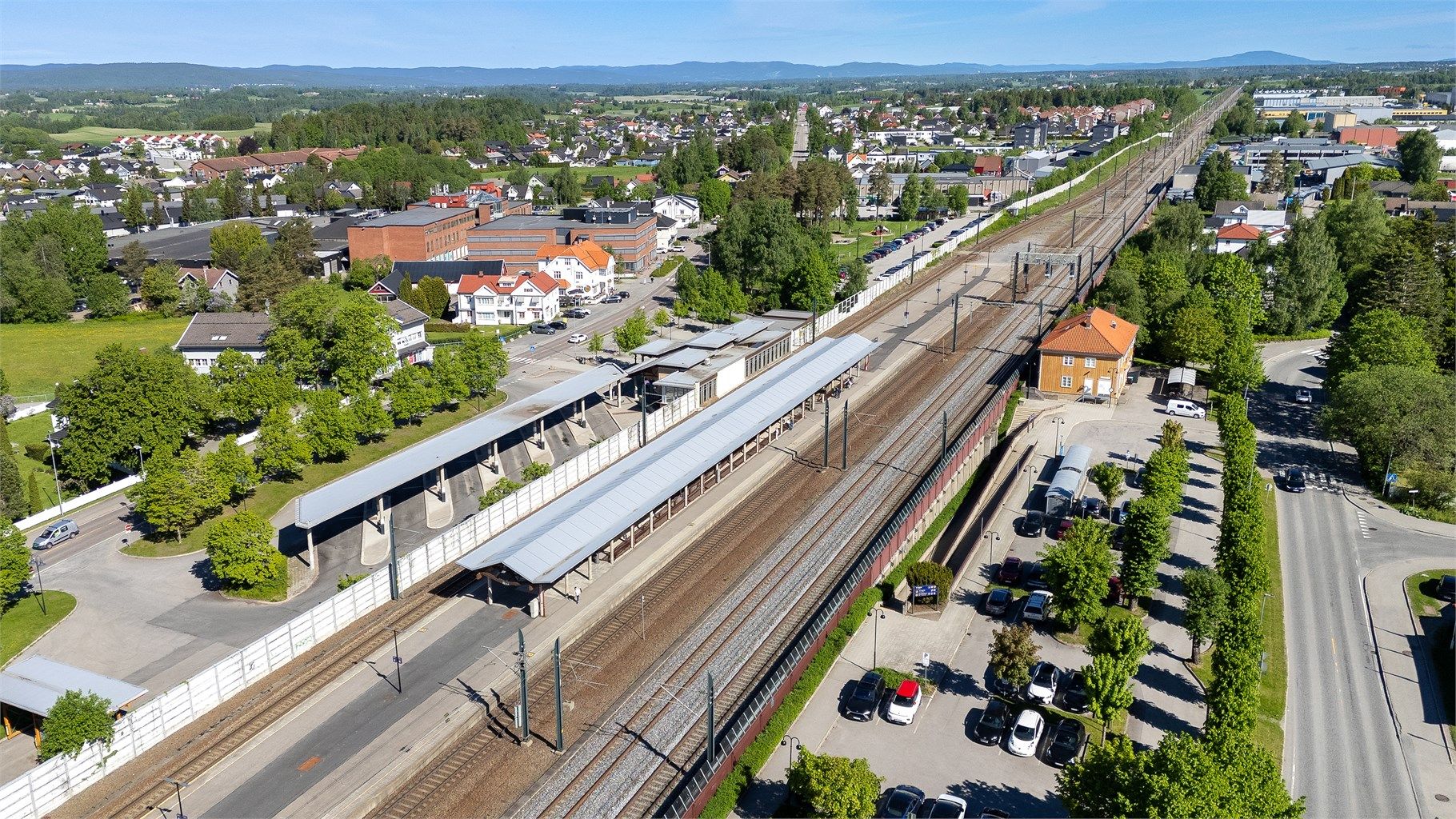 Kun få minutters gange til Kløfta stasjon med hyppige avganger mot Oslo og Gardermoen.