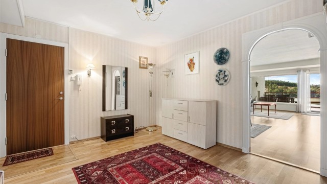 Stor gang med god plass til klesoppbevaring.