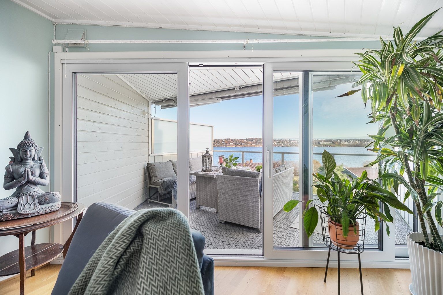 Karlstadveien 42E formidles av Krogsveen.
Vinduene og én terrassedør er fra 2018, og den andre terrassedøren er skiftet ut i 2020.