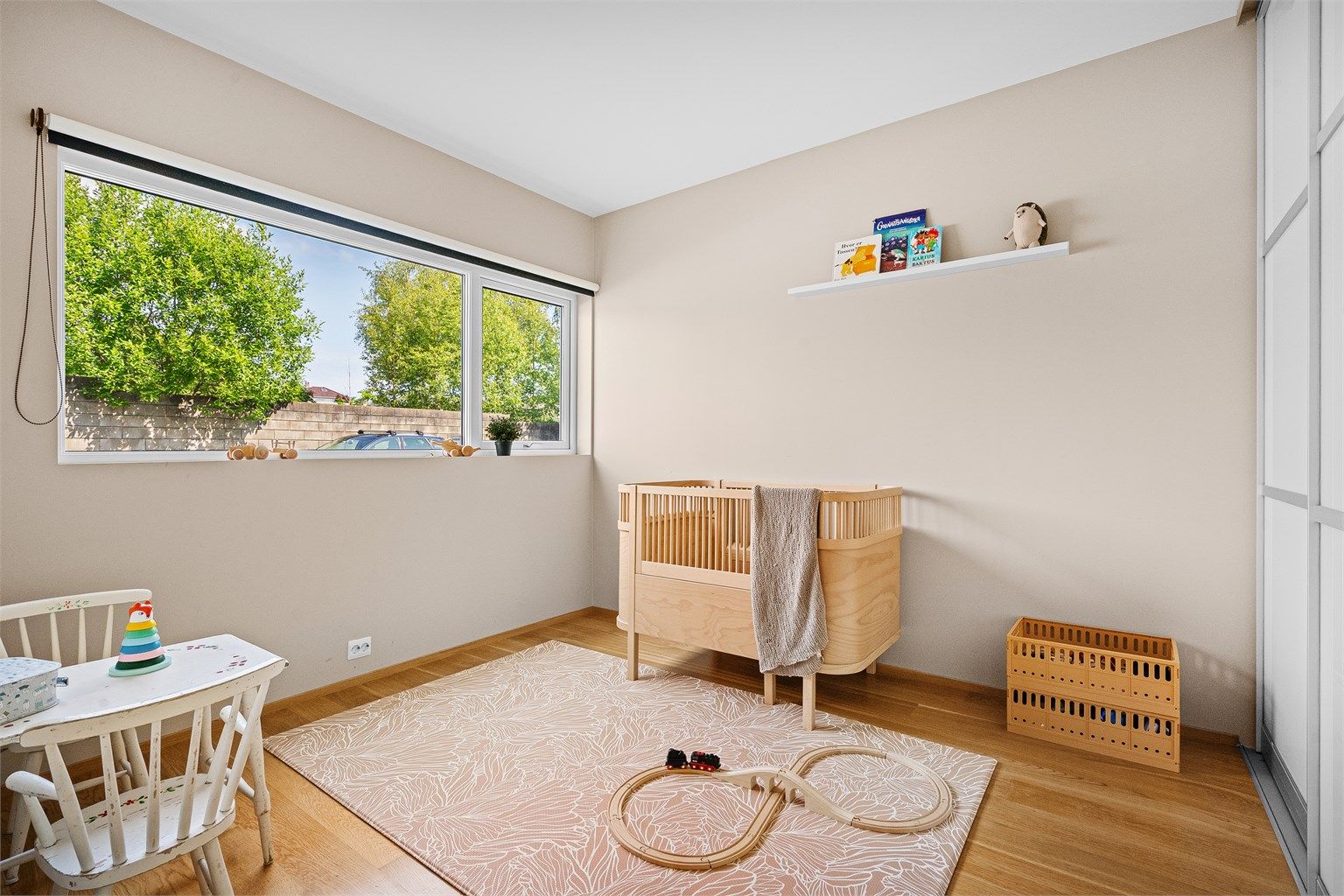 Soverom nr 3 med stor skyvedørsgarderobe.