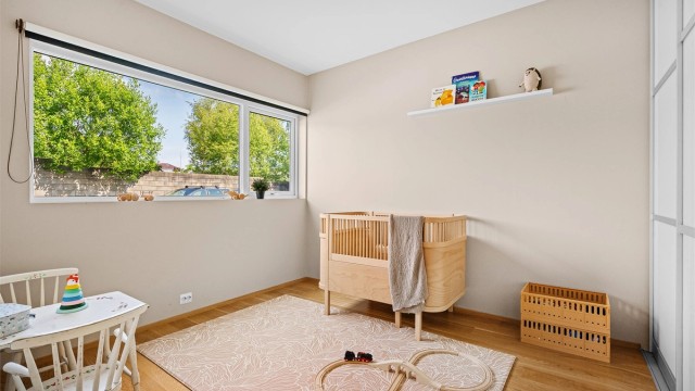 Soverom nr 3 med stor skyvedørsgarderobe.