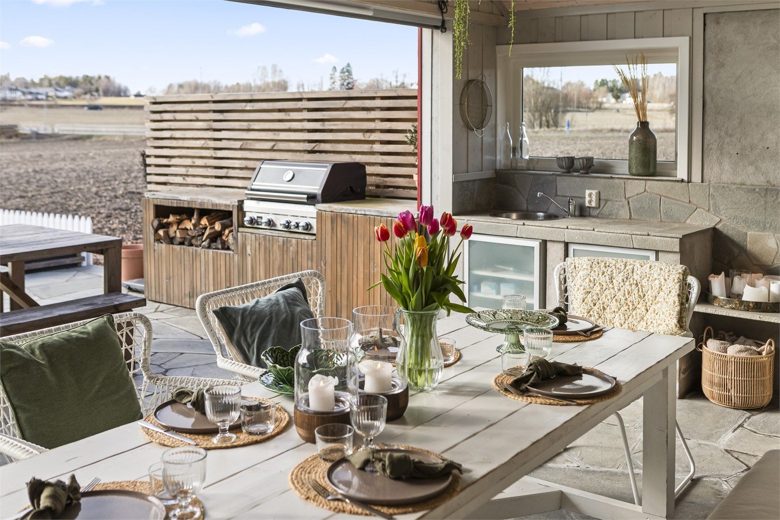 Her er alt tilrettelagt for å nyte lange kvelder utendørs.