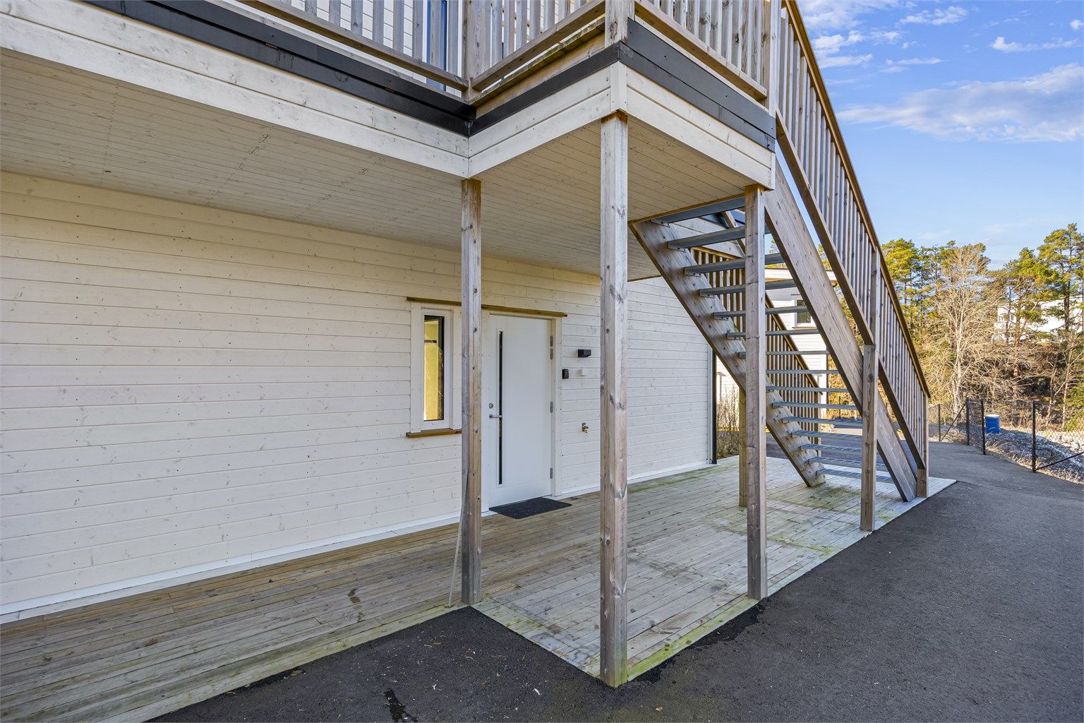 Malt hovedytterdør og overbygget inngangsparti.