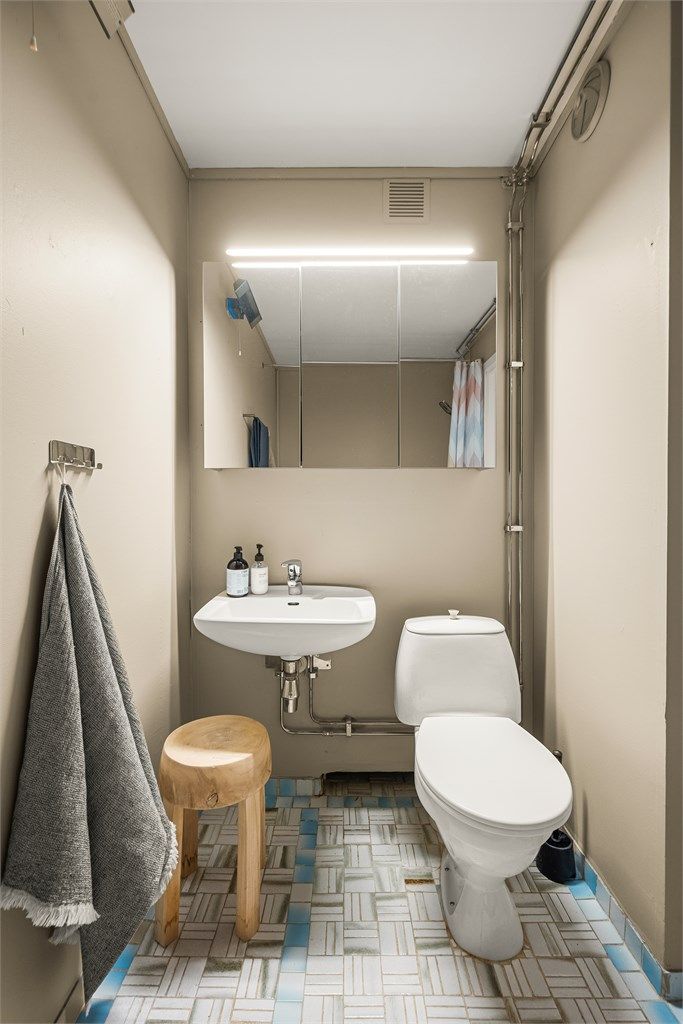 Badet er utstyrt med toalett, servant med speilskap og belysning.