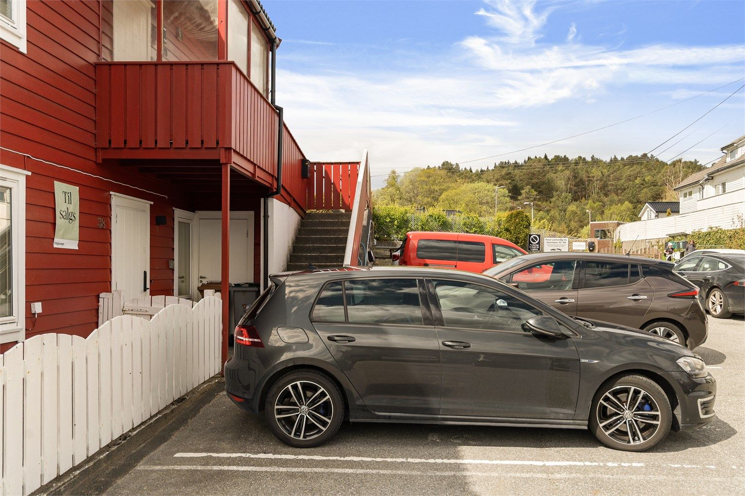 - Fast parkeringsplass like utenfor leiligheten -