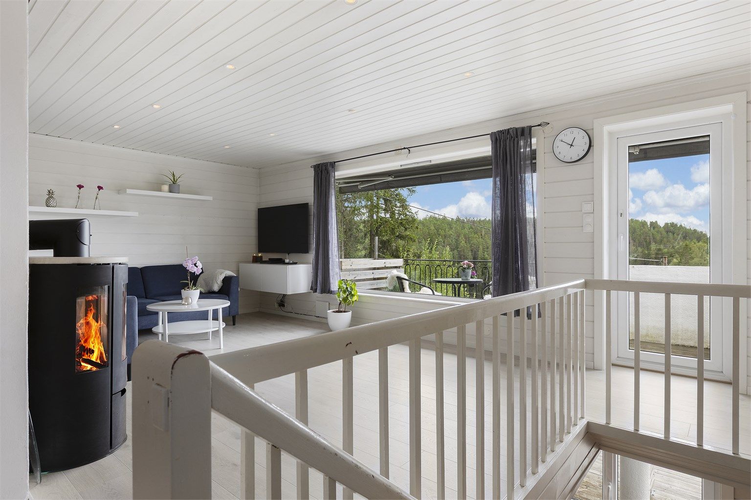 Stuen har utgang til en sydvendt balkong med utsikt over Bråtatjern.